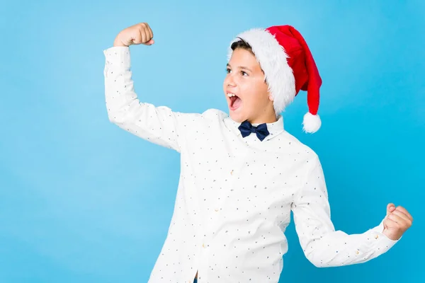 Elegant kind draagt een kerstmuts op een kerstdag — Stockfoto