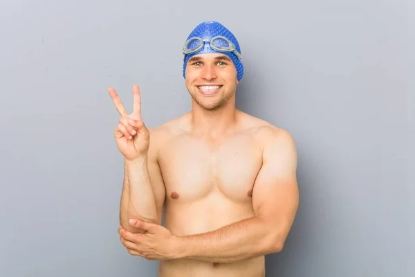 Joven Nadador Profesional Mostrando Número Dos Con Los Dedos — Foto de Stock
