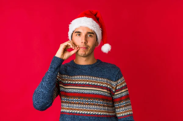 Junger Mann Weihnachtstag Die Augen Offen Halten Eine Erfolgschance Finden — Stockfoto