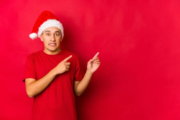 Молодий Чоловік Різдвяний День Шокував Вказуючи Пальцями Простір Копіювання — стокове фото