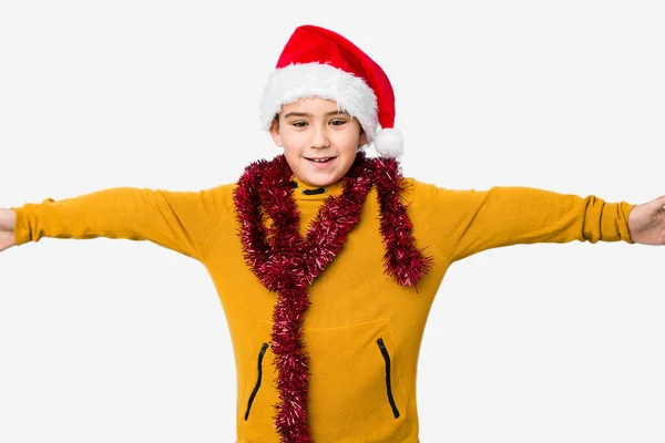 小さな男の子祝うクリスマスの日を身に着けていますサンタ帽子隔離された感じ自信を持って与えるA抱擁へザカメラ — ストック写真