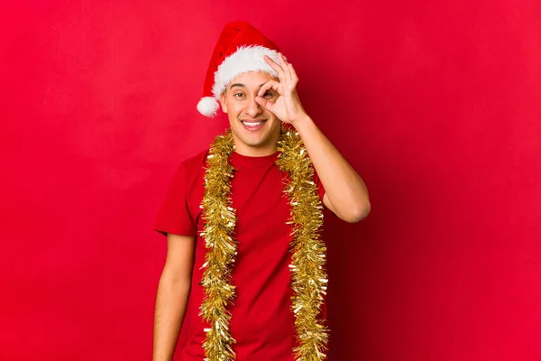Jovem Dia Natal Animado Mantendo Gesto Olho — Fotografia de Stock