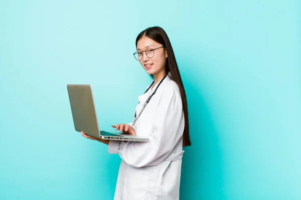 Joven Asiática Médico Mujer Holding Laptop —  Fotos de Stock