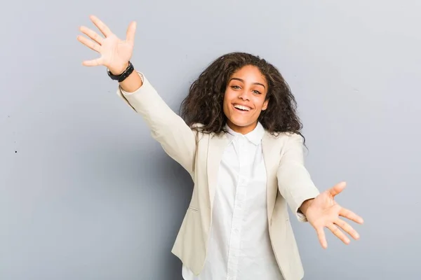 Giovane Afro Americana Donna Affari Sente Sicuro Dare Abbraccio Alla — Foto Stock