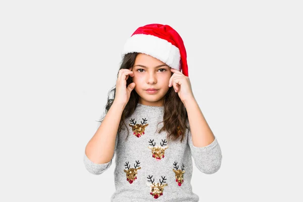 Niña Celebrando Día Navidad Enfocada Una Tarea Manteniendo Los Antepasados — Foto de Stock