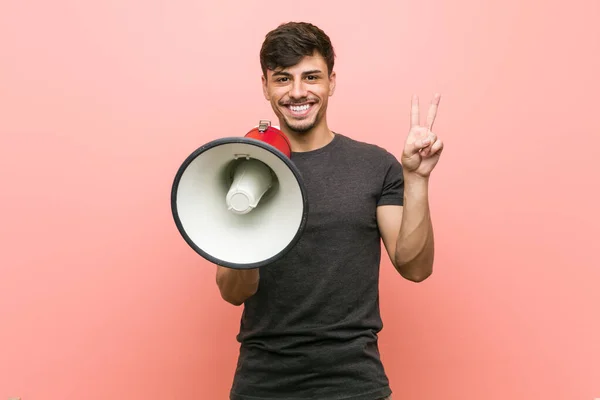 Ung Latinamerikan Som Håller Megafon Som Visar Nummer Två Med — Stockfoto