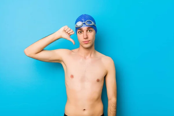 Mladý Plavec Ukázal Nelíbí Palcem Dolů Koncept Neshod — Stock fotografie