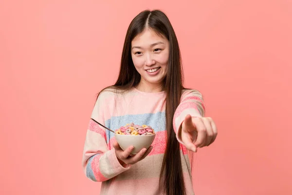Jonge Aziatische Vrouw Met Een Cornflakes Kom Vrolijke Glimlachen Wijzend — Stockfoto