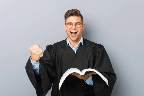 Νεαρός Νομικός Που Κρατάει Ένα Βιβλίο Ζητωκραυγάζοντας Ανέμελος Και Ενθουσιασμένος — Φωτογραφία Αρχείου