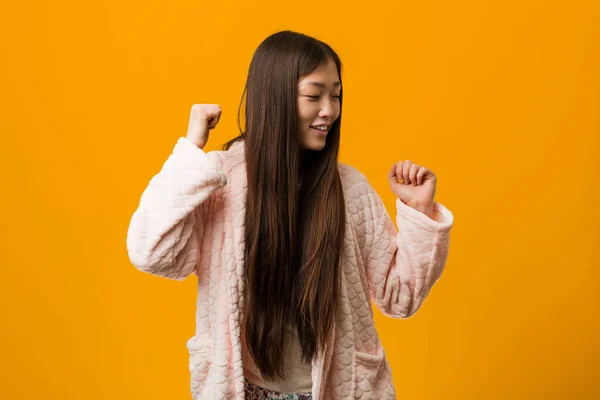 Ung Kinesisk Kvinna Pyjamas Dansar Och Har Kul — Stockfoto