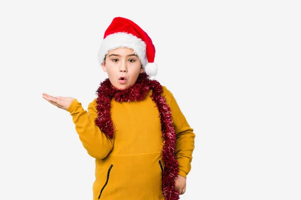 Kleine Jongen Viert Kerst Dag Het Dragen Van Een Kerstman — Stockfoto