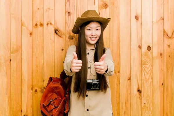 年轻的中国女旅行家 大拇指高举 欢呼雀跃 支持尊重他人的观念 — 图库照片