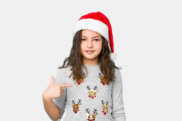 Menina Celebrando Dia Natal Pessoa Apontando Mão Para Espaço Cópia — Fotografia de Stock