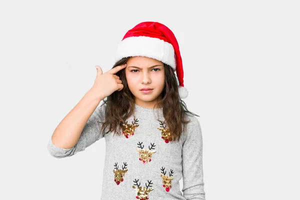 Μικρό Κορίτσι Γιορτάζει Την Ημέρα Των Χριστουγέννων Δείχνει Μια Χειρονομία — Φωτογραφία Αρχείου