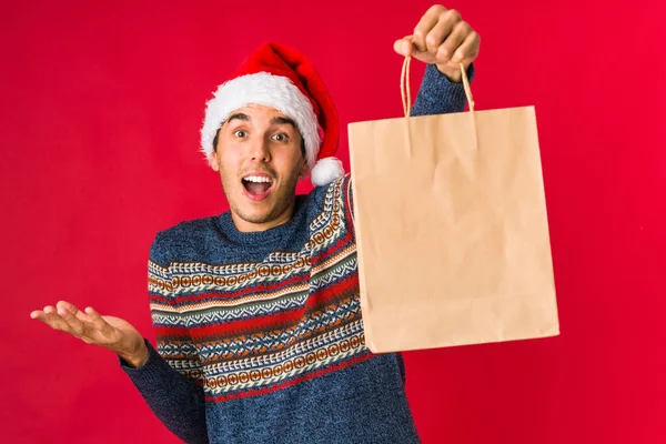 Jovem segurando um presente no dia de Natal — Fotografia de Stock