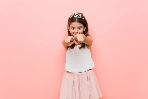 Dívka Princeznou Vypadají Vesele Úsměvy Ukazující Dopředu — Stock fotografie