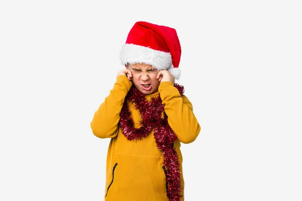 Niño Celebrando Día Navidad Con Sombrero Santa Aislado Cubriendo Las — Foto de Stock