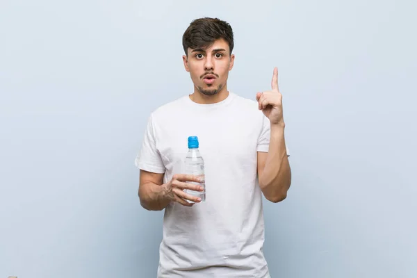 Jonge Latijns Amerikaanse Man Met Een Fles Water Met Een — Stockfoto