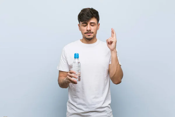 Jonge Spaanse Man Met Een Kruising Van Een Fles Water — Stockfoto