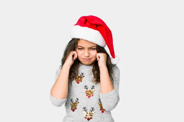 Kislány Ünnepli Karácsony Napján Takarja Fülét Kézzel — Stock Fotó