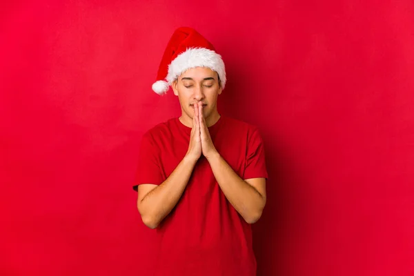 Молодий Чоловік Різдвяний День Тримає Руки Молитві Біля Рота Відчуває — стокове фото