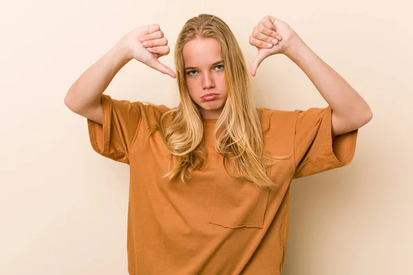 Cute Natural Teenager Woman Showing Thumb Expressing Dislike — Stockfoto