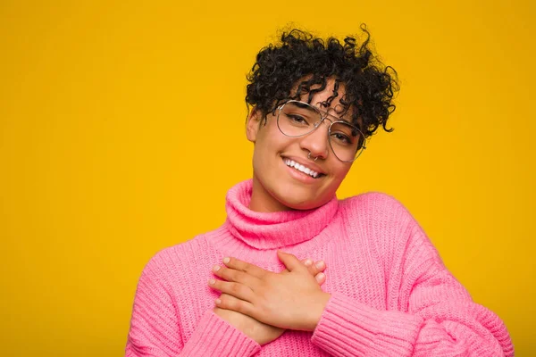 Jovem Afro Americana Vestindo Uma Camisola Rosa Rindo Mantendo Mãos — Fotografia de Stock