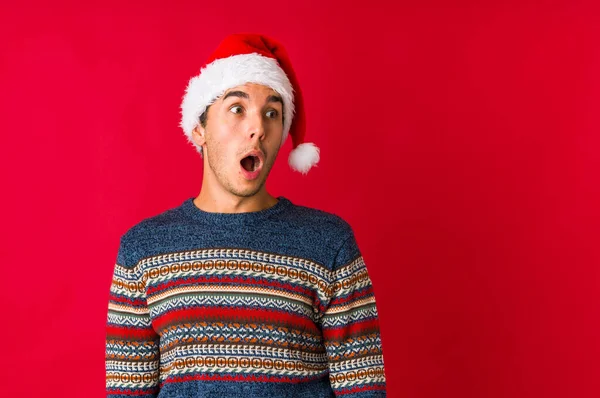 Jovem Dia Natal Olhando Para Longe Mantendo Mão Testa — Fotografia de Stock