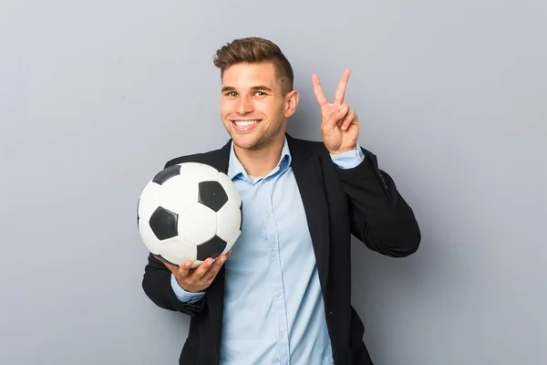 Jovem Treinador Futebol Mostrando Sinal Vitória Sorrindo Amplamente — Fotografia de Stock