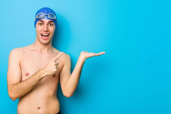 Junger Schwimmer Begeistert Mit Kopierplatz Auf Handfläche — Stockfoto