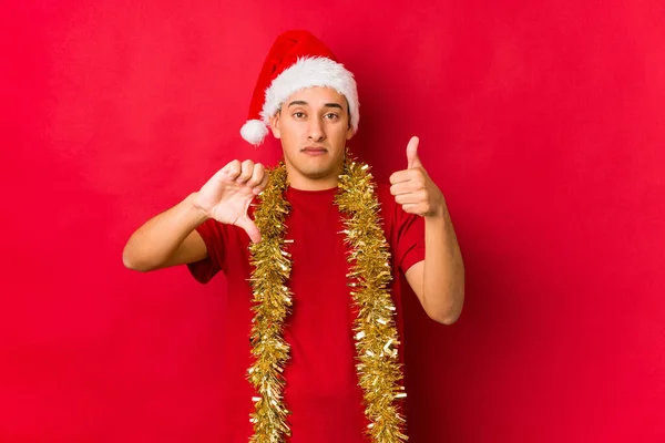 Young Man Christmas Day Showing Thumbs Thumbs Difficult Choose Concept — Stock Photo, Image