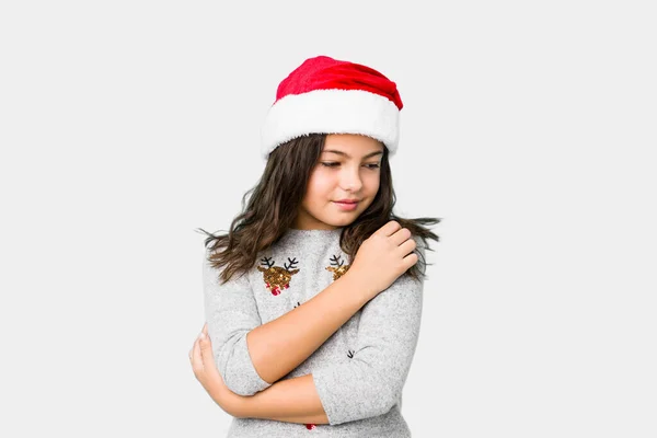 Menina Comemorando Abraços Dia Natal Sorrindo Despreocupado Feliz — Fotografia de Stock