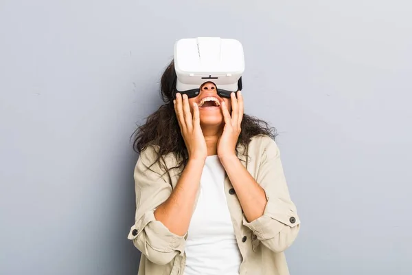 Jonge Afro Amerikaanse Vrouw Met Behulp Van Een Virtual Reality — Stockfoto