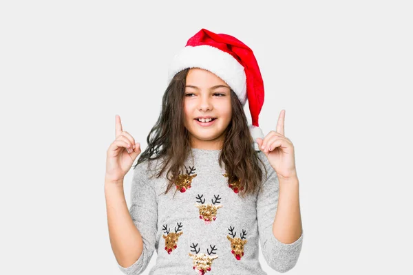 Маленькая Девочка Празднует Рождество Указывает Обоих Передних Пальцев Вверх Показывая — стоковое фото