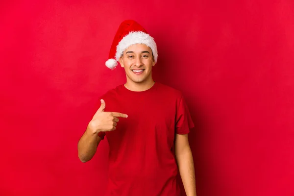 Jovem Dia Natal Pessoa Apontando Mão Para Espaço Cópia Camisa — Fotografia de Stock