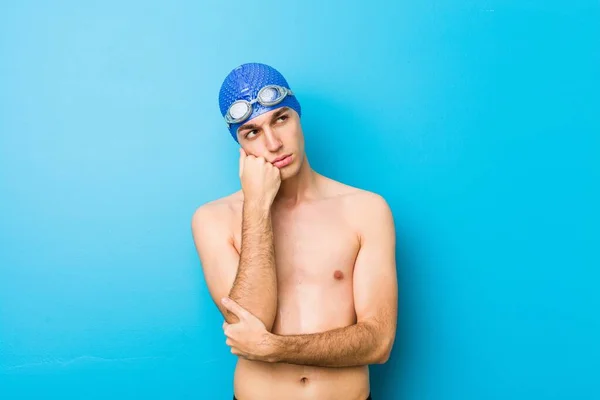 Joven Nadador Que Siente Triste Pensativo Mirando Espacio Copia — Foto de Stock