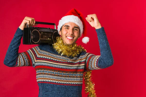 Jovem segurando um presente no dia de Natal — Fotografia de Stock