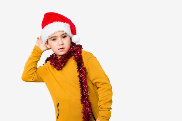 Маленький Хлопчик Святкує Різдвяний День Капелюсі Санти Ізольований Намагаючись Слухати — стокове фото
