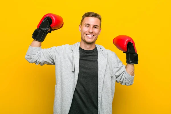 ボクシンググローブを着た若い白人男性 — ストック写真