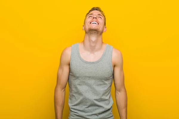 Mladý Běloch Sportovní Muž Uvolněný Šťastný Smích Krk Natažený Ukazující — Stock fotografie
