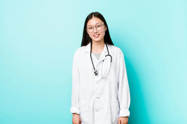 Mladý Číňan Lékař Žena Šťastná Usmívající Veselá — Stock fotografie