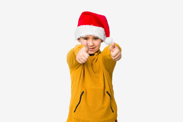 Kleiner Junge Feiert Weihnachten Mit Weihnachtsmütze Und Daumen Hoch Jubelt — Stockfoto