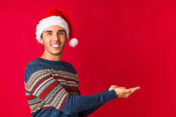 Jovem Dia Natal Olha Para Lado Sorridente Alegre Agradável — Fotografia de Stock