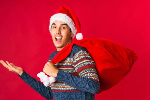 Jovem segurando um presente no dia de Natal — Fotografia de Stock