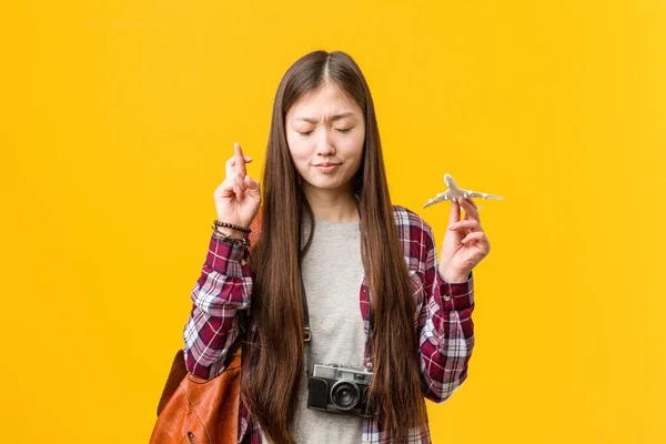 Joven Mujer Asiática Sosteniendo Icono Avión Cruzando Dedos Para Tener —  Fotos de Stock