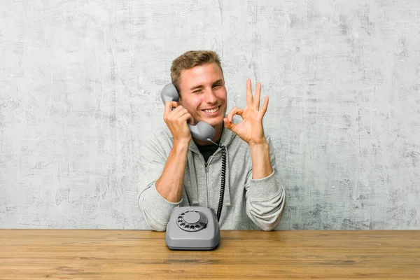 Jovem Falando Telefone Vintage Pisca Olho Segura Gesto Com Mão — Fotografia de Stock