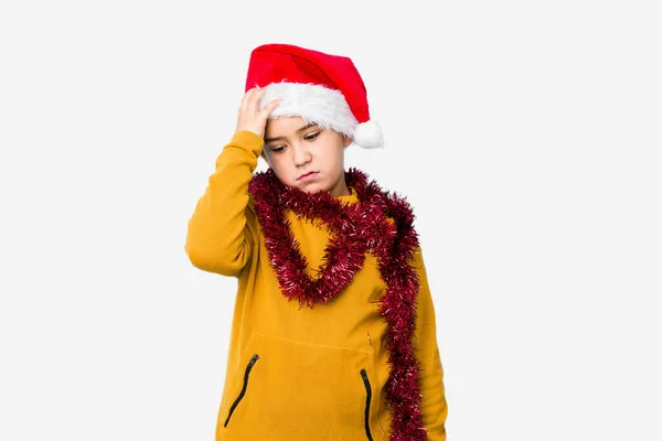 Ragazzino Che Celebra Giorno Natale Indossando Cappello Babbo Natale Isolato — Foto Stock
