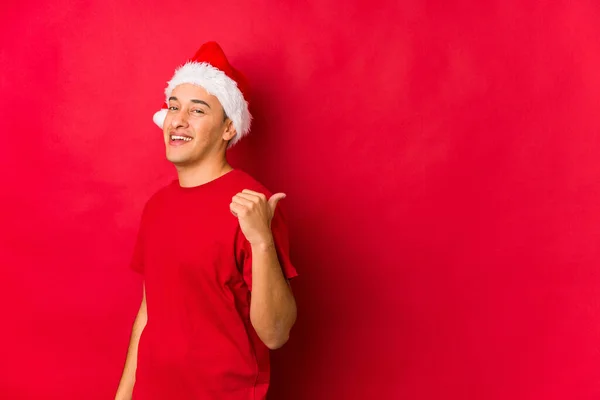 Jovem Dia Natal Aponta Com Dedo Polegar Afastado Rindo Despreocupado — Fotografia de Stock