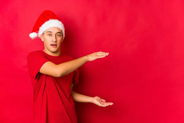 Jongeman Kerstdag Geschokt Verbaasd Met Een Kopieerruimte Tussen Handen — Stockfoto