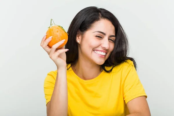 Junge Hispanische Frau Trinkt Einen Orangensaft Mit Einem Strohhalm — Stockfoto